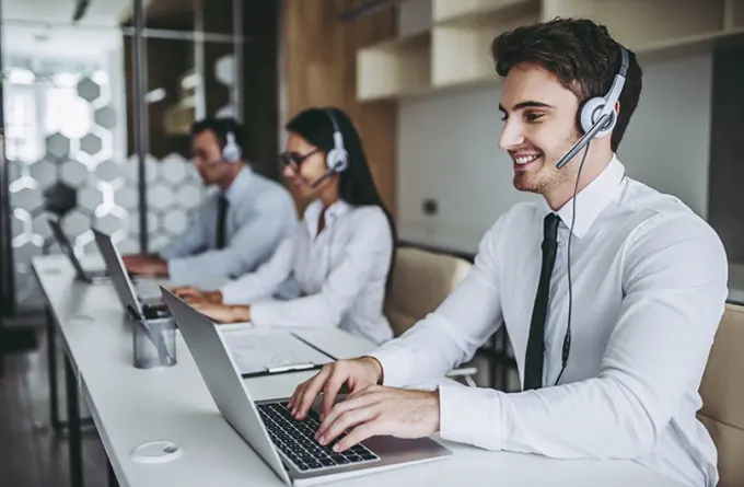 Profesionales de negocios estrechando manos en oficina moderna