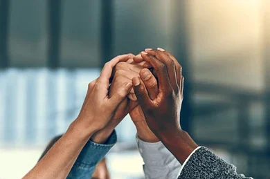 Profesionales de negocios estrechando manos en oficina moderna